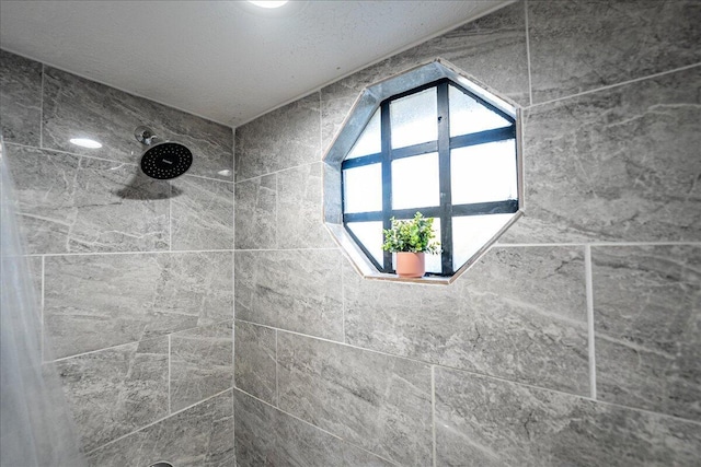 bathroom featuring a tile shower