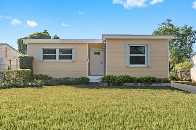 view of front of home featuring a front lawn