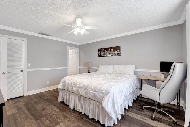 bedroom with ceiling fan, ornamental molding, dark hardwood / wood-style floors, and a textured ceiling