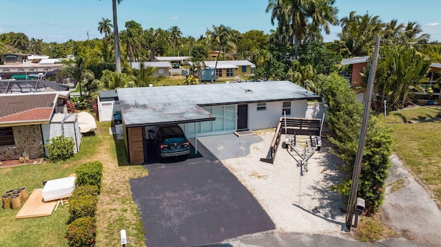 view of front of home featuring a carport and a front lawn