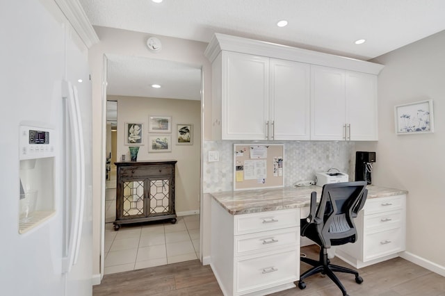 home office featuring built in desk, recessed lighting, light wood-style flooring, and baseboards