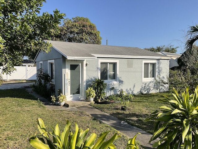 view of front of house featuring a front lawn