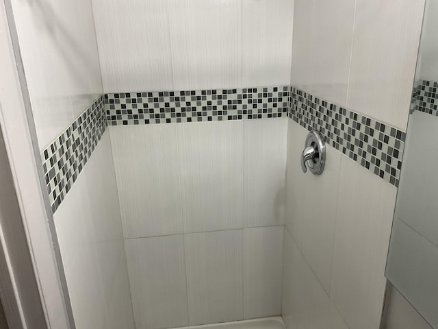 details featuring walk in shower