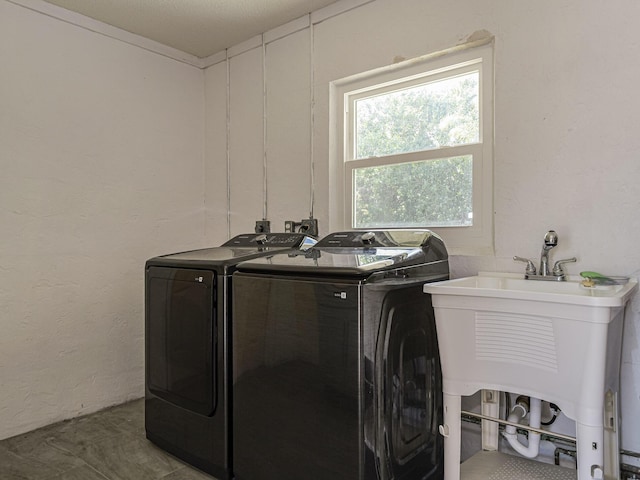 washroom featuring sink and washer and clothes dryer