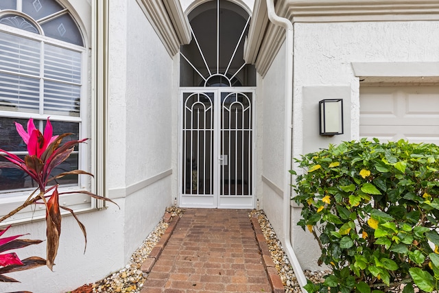 view of exterior entry featuring stucco siding