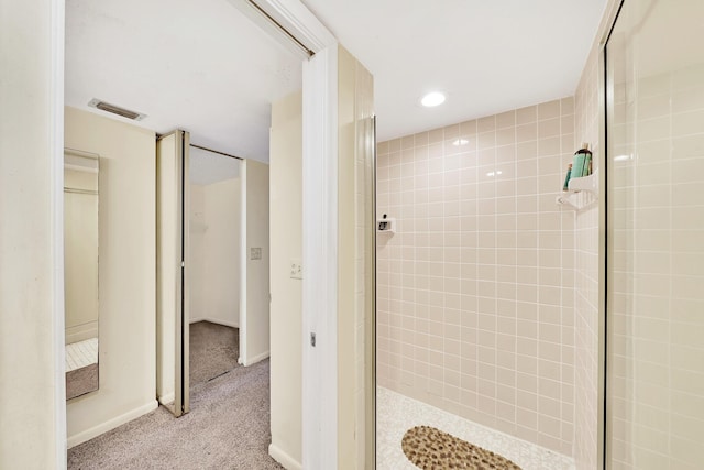 bathroom featuring tiled shower