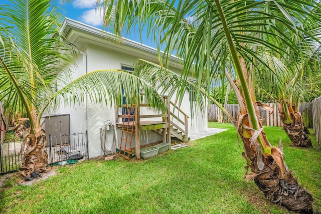 view of yard featuring an outdoor structure