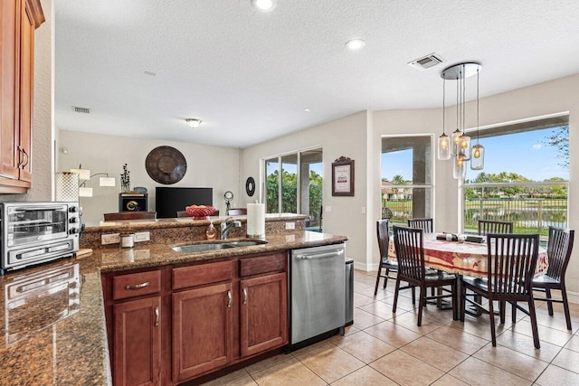 kitchen featuring sink, hanging light fixtures, a textured ceiling, dishwasher, and a notable chandelier