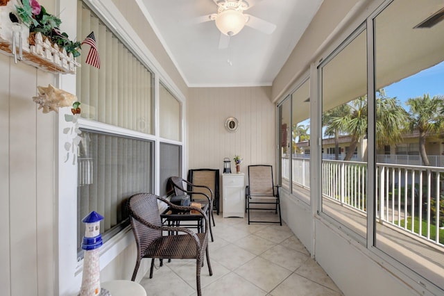 sunroom with ceiling fan