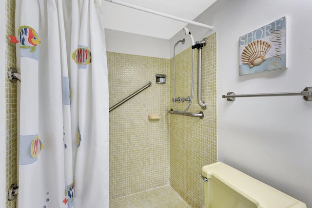 bathroom featuring curtained shower