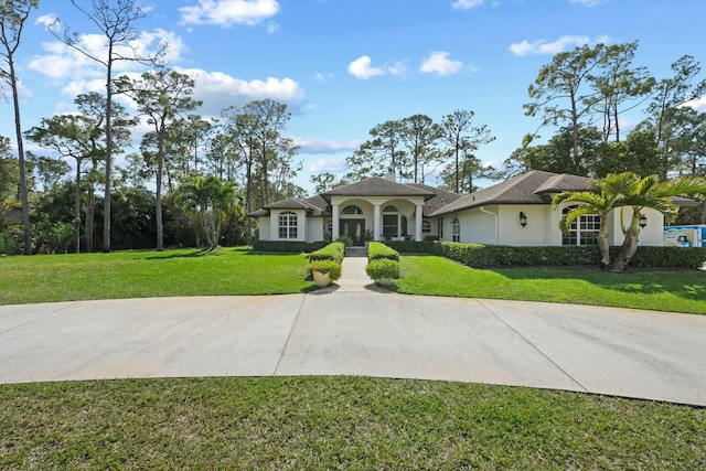 view of front of house featuring a front lawn