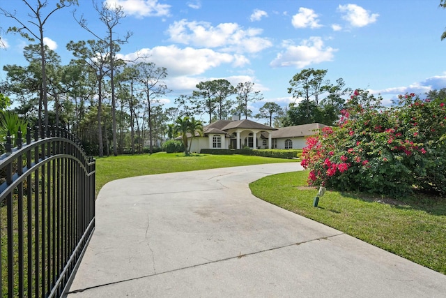 view of front of property featuring a front yard