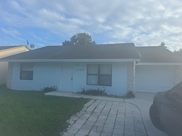 view of front facade featuring a garage and a front lawn