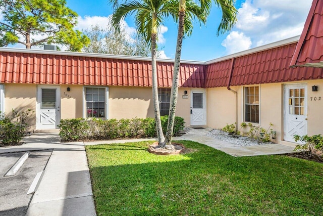 view of front of house featuring a front yard