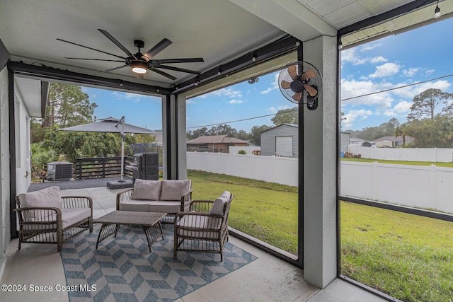 sunroom with ceiling fan