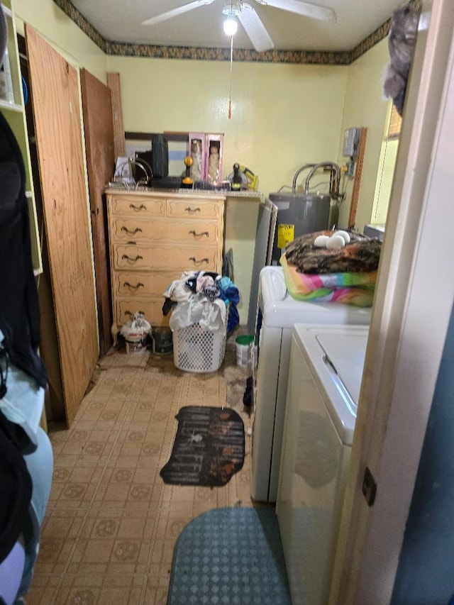 laundry room with ceiling fan and washer and dryer