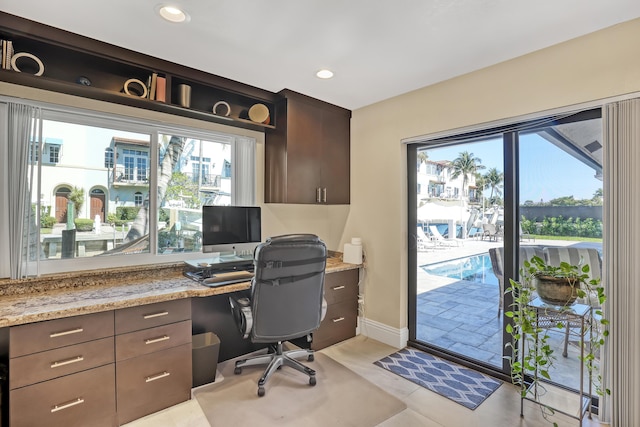 office featuring recessed lighting, built in study area, and baseboards