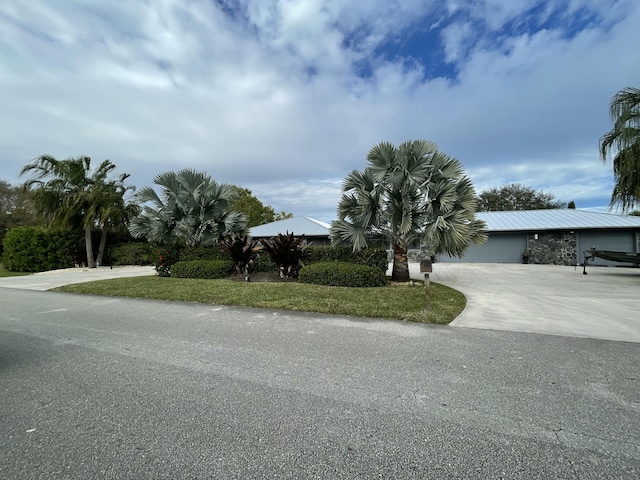 view of front facade with a garage and a front yard