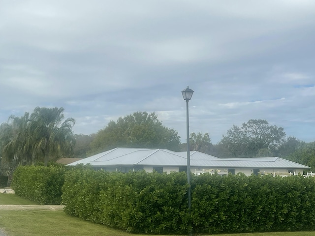 view of property's community featuring a lawn