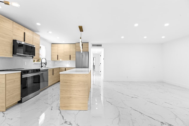 kitchen featuring stainless steel appliances, tasteful backsplash, a center island, and sink