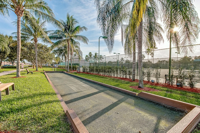 view of property's community featuring a lawn