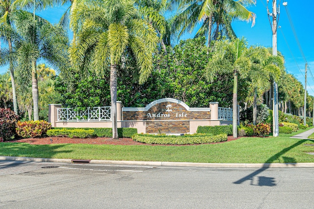 community / neighborhood sign featuring a lawn