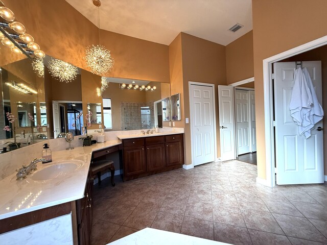 kitchen with baseboards, stainless steel appliances, a kitchen breakfast bar, and visible vents