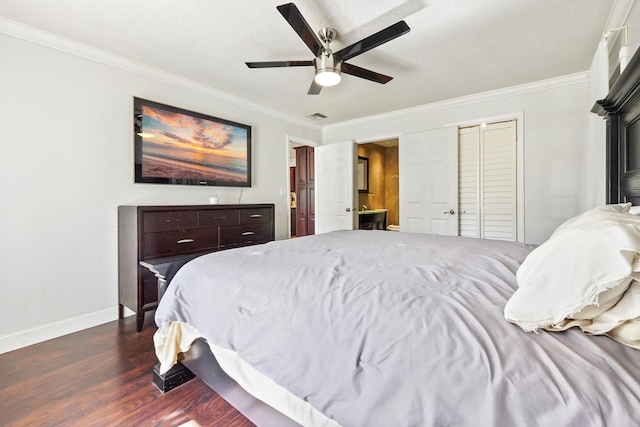 bedroom featuring dark wood-type flooring, ceiling fan, ornamental molding, and a closet