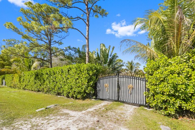 view of gate featuring a lawn