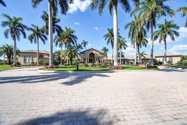 view of front of property featuring a front yard