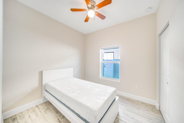 bedroom featuring light hardwood / wood-style floors and ceiling fan