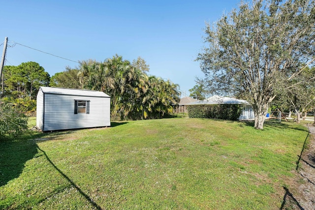 view of yard featuring a shed