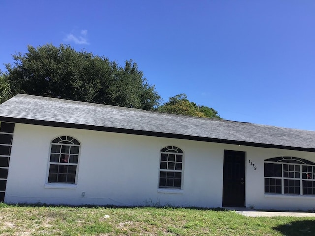 view of front facade featuring a front lawn