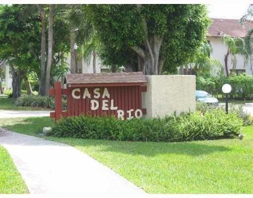 community / neighborhood sign featuring a yard