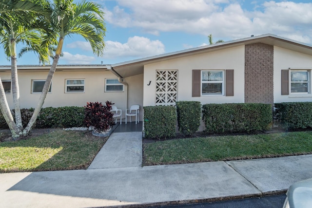 view of front of property featuring a front yard