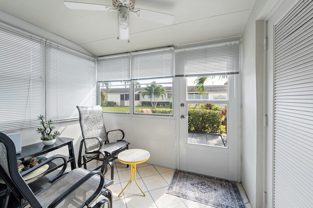 sunroom with ceiling fan