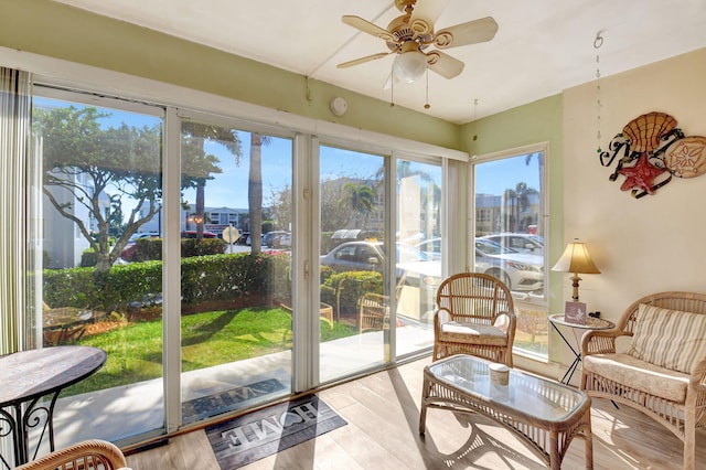 sunroom with ceiling fan