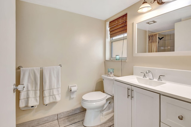 bathroom with vanity, toilet, and curtained shower