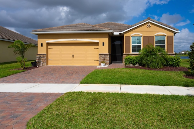 view of front facade featuring a garage and a front yard