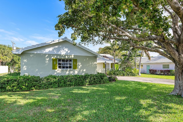 view of front of house featuring a front yard