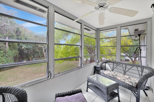 sunroom with ceiling fan