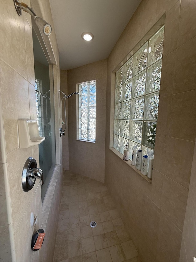 bathroom featuring a tile shower