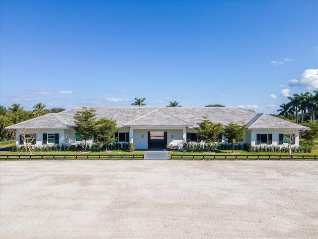 single story home with a front lawn