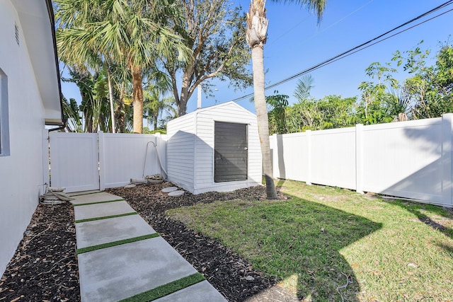 view of yard featuring a storage shed