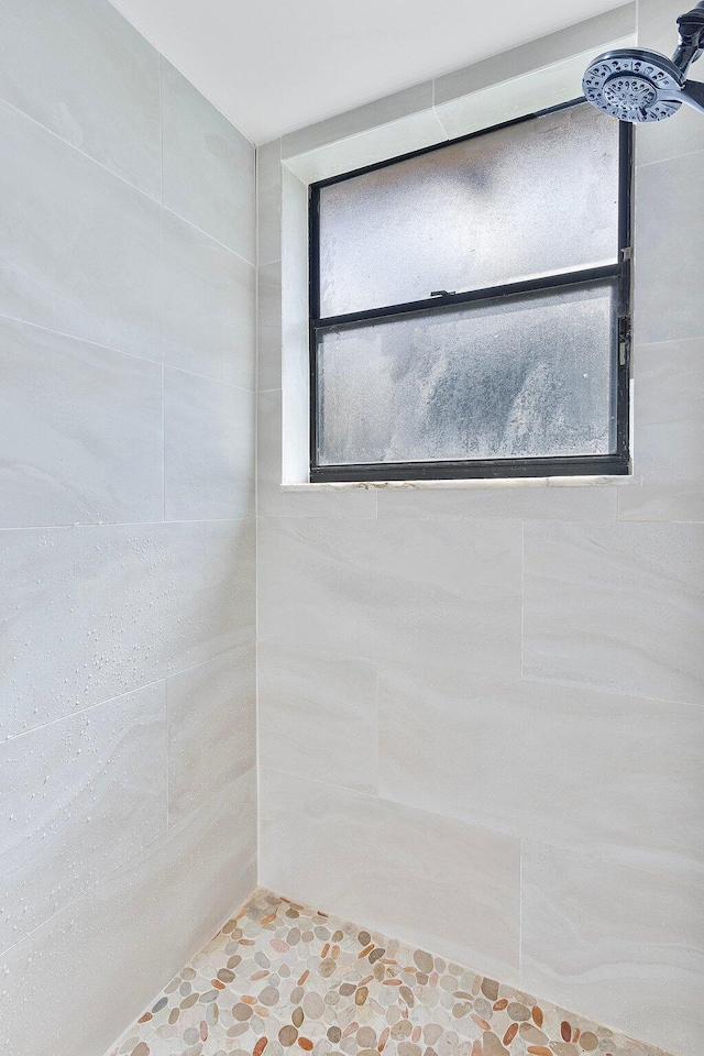 bathroom featuring a tile shower