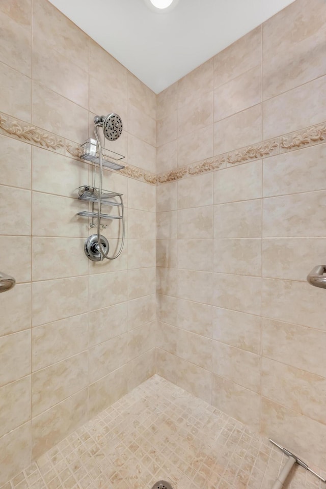 bathroom featuring tiled shower