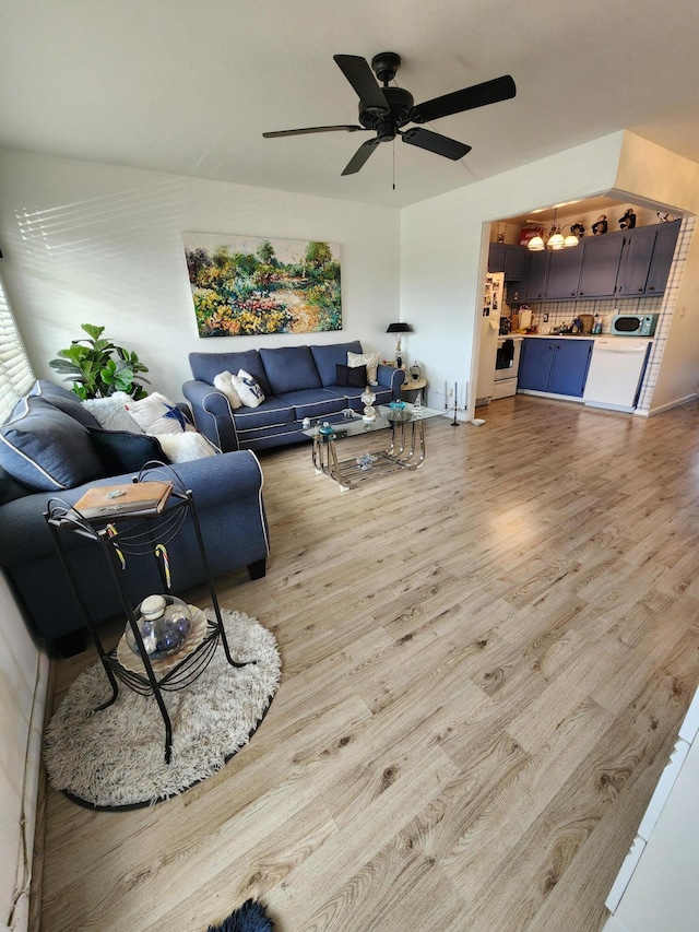 living room with light hardwood / wood-style floors and ceiling fan