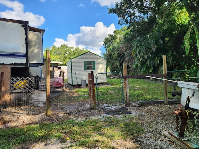 view of yard featuring an outdoor structure