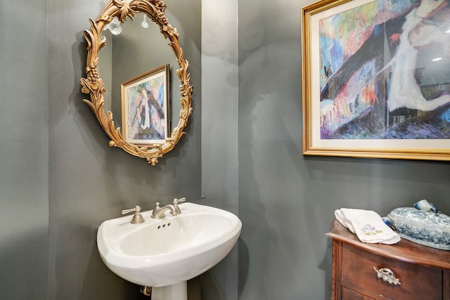 bathroom featuring sink