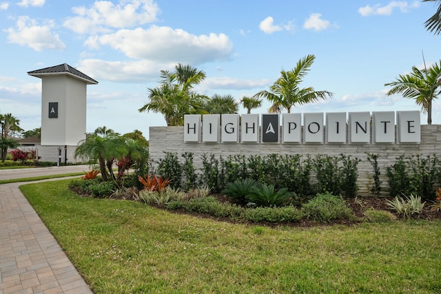 community / neighborhood sign featuring a yard